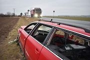 Vrak osobního auta je v příkopě u silnice 611 už od konce loňského září.