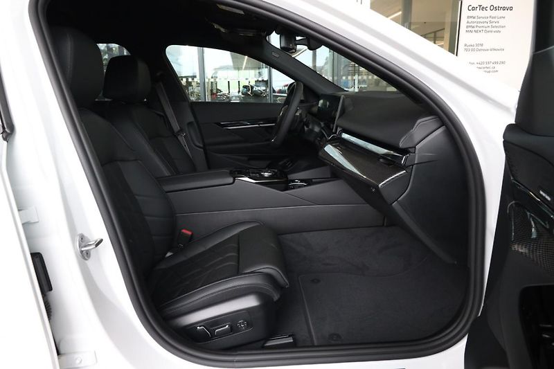 BMW Řada 5 540d xDrive Touring - fotka 14 z 18