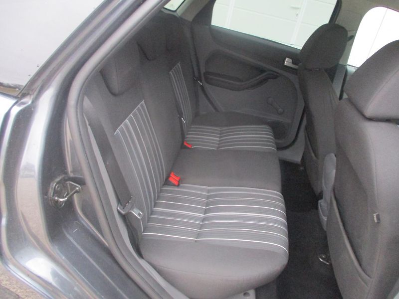 Ford Focus 1.6i DIGI AC - fotka 13 z 27