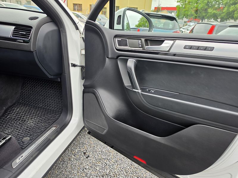 Volkswagen Touareg 3.0 TDI 4Motion R-Line Dyn Aud - fotka 21 z 23