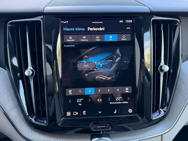 Volvo XC60 PLUS T6 AWD PHEV ACC,BLIS - fotka 16 z 21