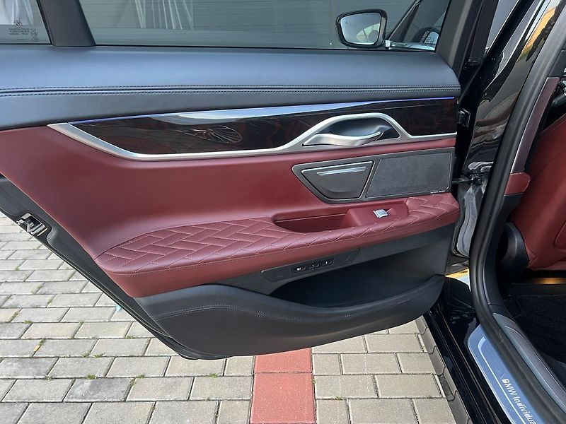 BMW Řada 7 750i xDrive Individual  390kw - fotka 16 z 42