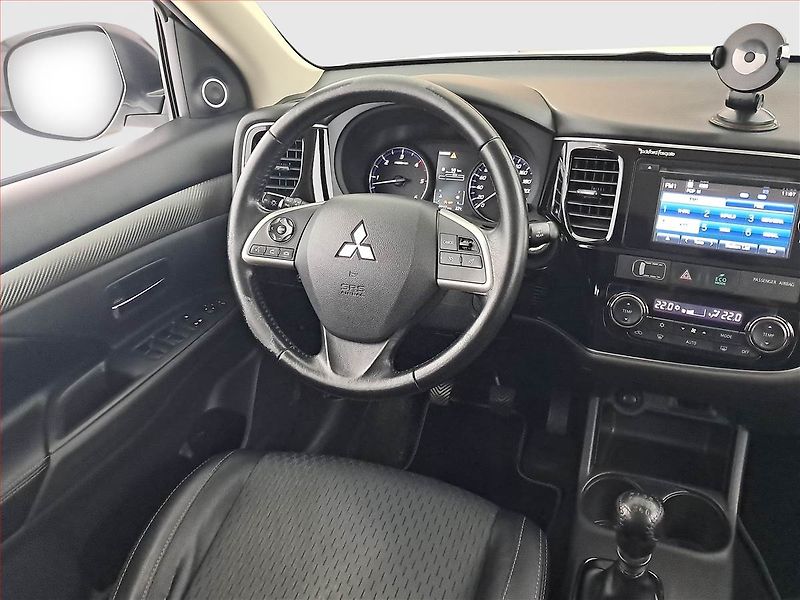 Mitsubishi Outlander (2016) 2.2 DI-D, 4X4, 7 míst, ČR - fotka 7 z 20
