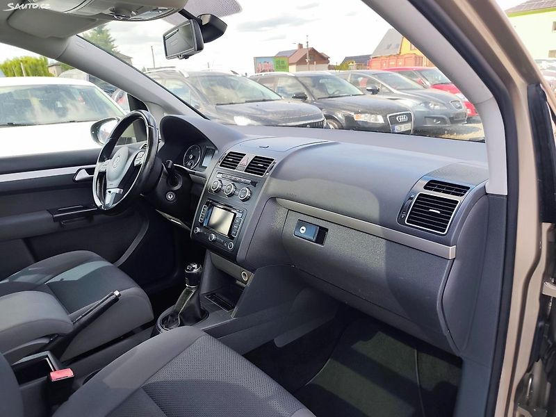 Volkswagen Touran (2014) - fotka 21 z 42