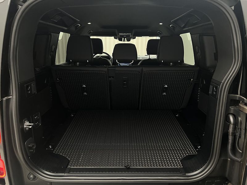 Land Rover Defender 110 D300 X-DYNAMIC SE 1. maj. - fotka 5 z 45