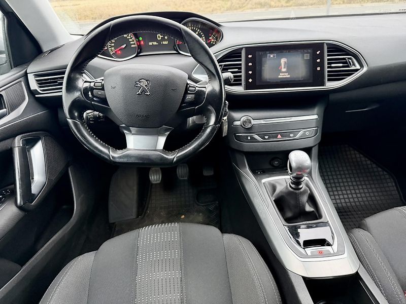 Peugeot 308 (2016) 1.6 BLUE HDI ALLURE KOUP. ČR - fotka 10 z 19
