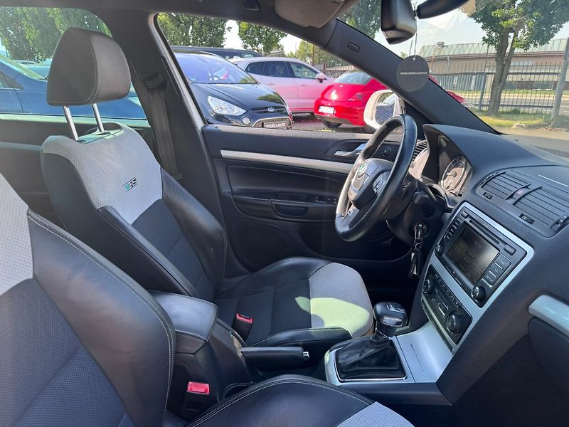 Škoda Octavia (2010) RS DSG 2,0 TSI 147 KW STK - fotka 36 z 50