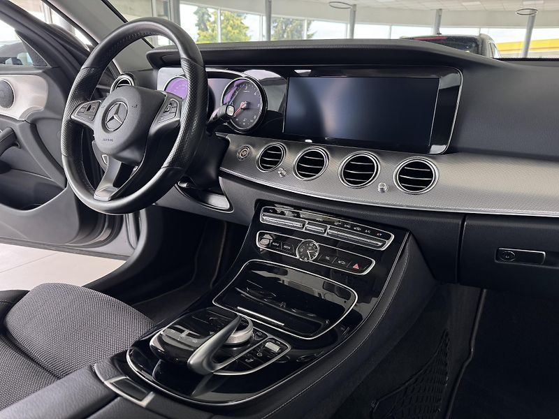 Mercedes-Benz Třídy E 220d 4Matic AMG*REZERVACE! - fotka 14 z 40