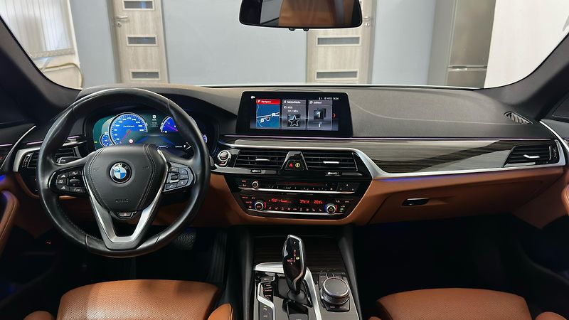 BMW Řada 5 XDIRVE/SPORT LINE/2 SADY GUM - fotka 28 z 55