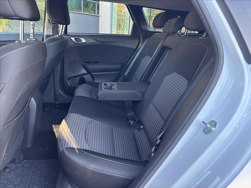 Kia Ceed 1,5 TGDi TOP ZÁRUKA NAVI KAMER - fotka 12 z 41