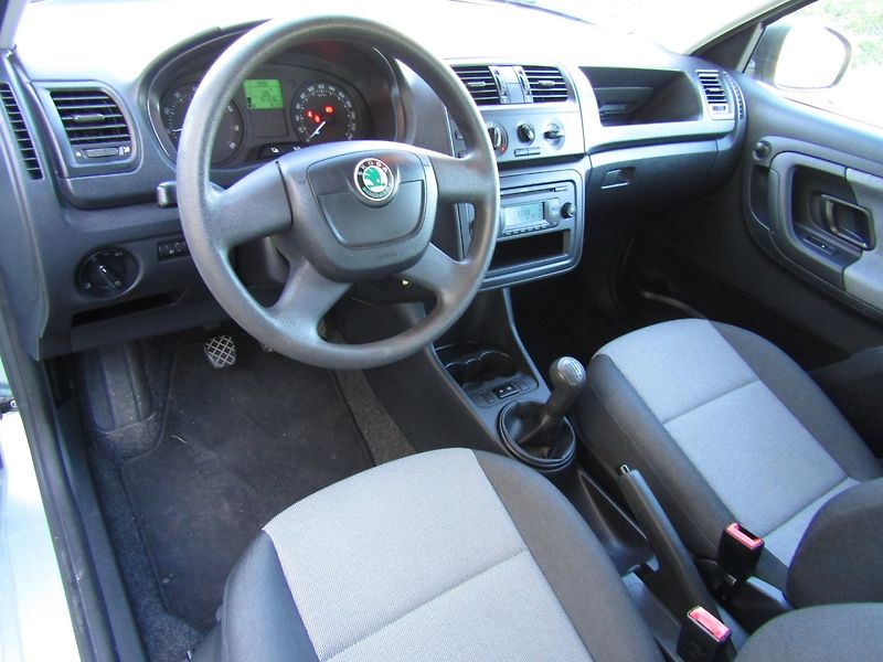 Škoda Fabia (2012) 1.2 12v 44kW ZIMNÍ PNEU - fotka 13 z 34