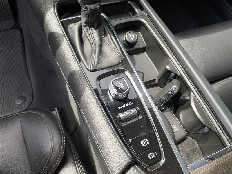 Volvo V90 2,0 D5 CROSS COUNTRY AUTOMAT - fotka 17 z 21