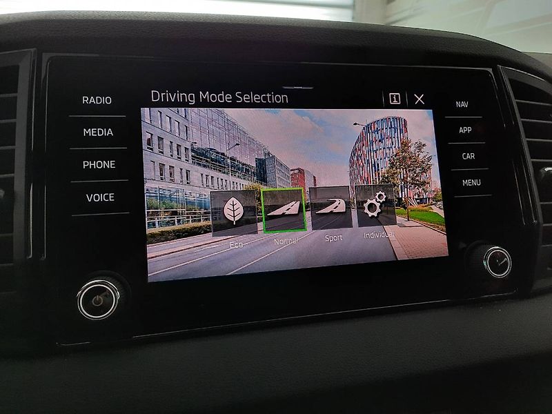 Škoda Karoq (2021) Sportline 2.0 TDI (110kW/150k) - fotka 15 z 26