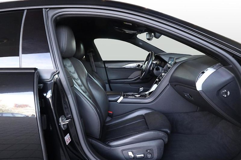 BMW Řada 8 M850i xDrive Gran Coupé - fotka 24 z 30