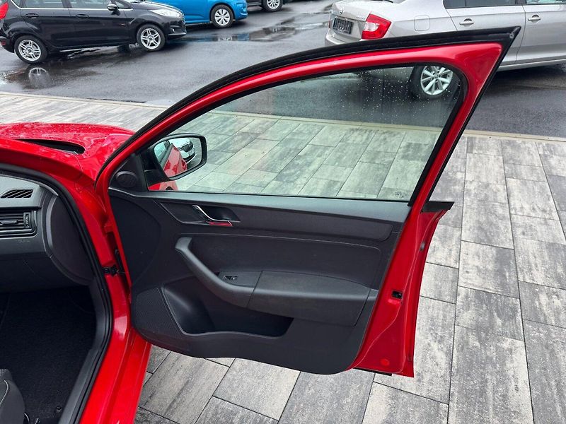 Škoda Rapid (2014) Spaceback 1.2 TSI StylePlus - fotka 28 z 31