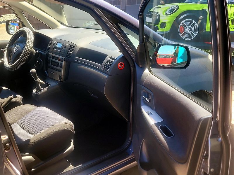 Toyota Corolla Verso 2,0 D-4d AUT.KLIMATIZACE - fotka 27 z 43