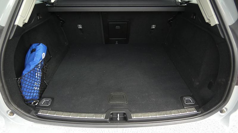 Volvo XC60 B4 mHEV AWD Plus Dark - fotka 20 z 23