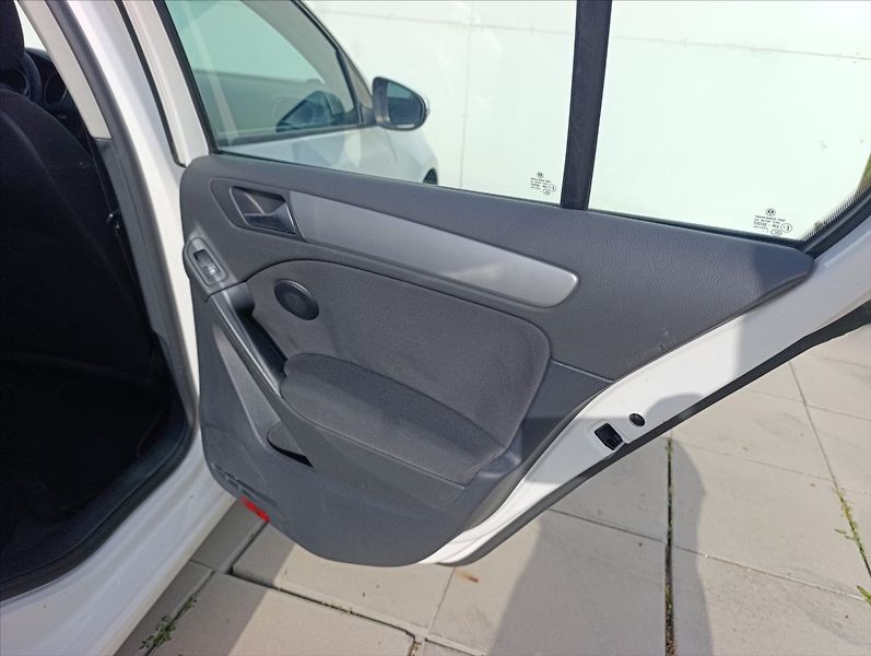 Volkswagen Golf 1,6 TDi Klimatizace - fotka 22 z 29