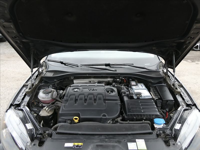 Škoda Superb 1,6 TDi 88kW DPH 2x kola - fotka 32 z 35