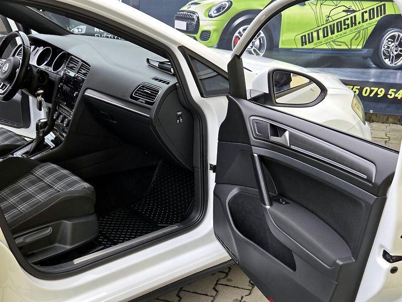 Volkswagen Golf 2,0GTD 135kW DSG, DPH, SERVIS  - fotka 28 z 51