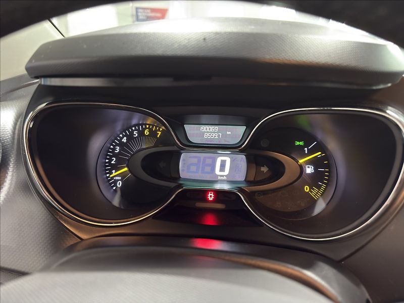 Renault Captur 0,9   TCe KAMERA VÝHŘEV ALU - fotka 9 z 23