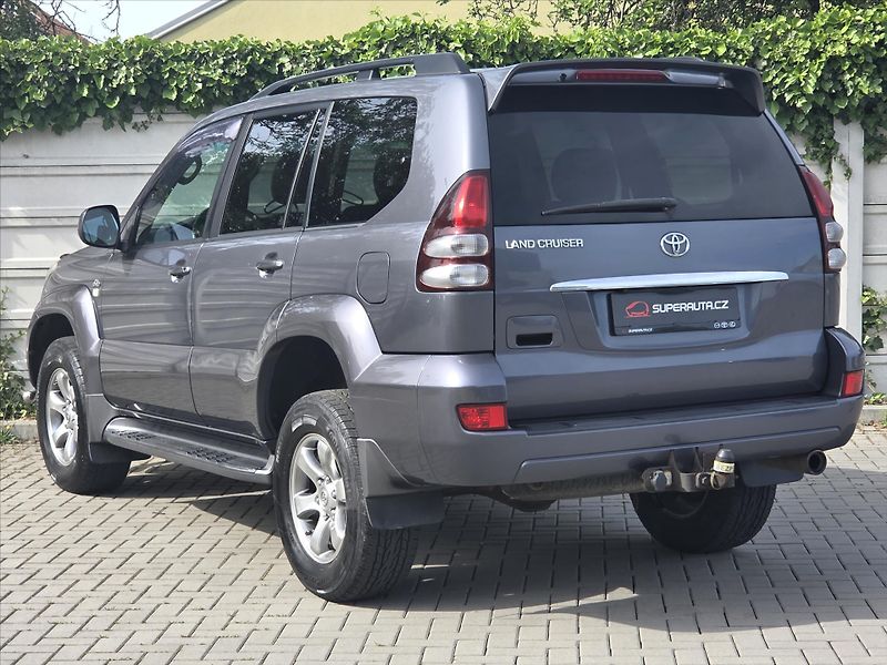 Toyota Land Cruiser 3,0 D-4D 127kW 8-míst ČR 1.maj - fotka 4 z 44