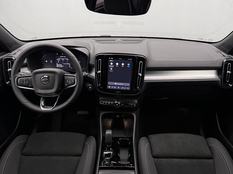 Volvo XC40 (2026) B3 AUT DARK PLUS - fotka 2 z 23