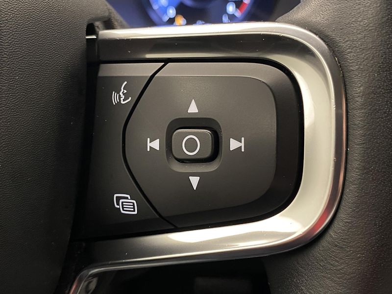 Volvo XC40 T4 MOMENTUM AUT CZ - fotka 21 z 42