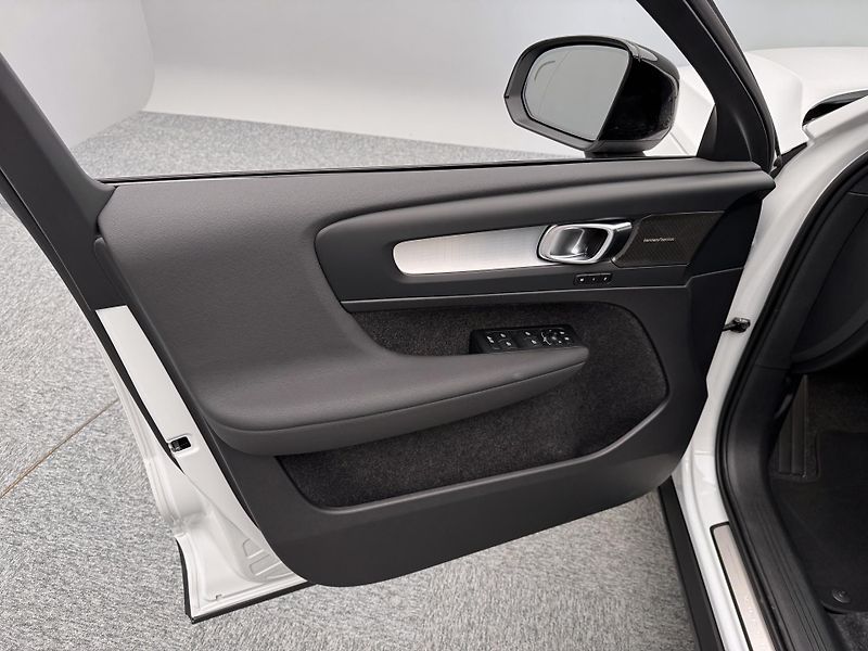 Volvo XC40 (2026) B3 AUT DARK PLUS - fotka 8 z 23