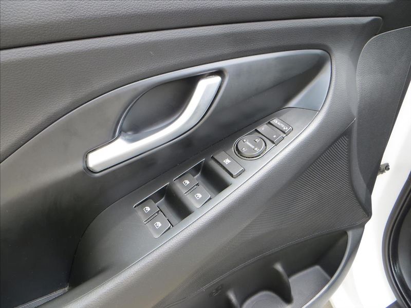 Hyundai i30 1,5 T-GDI mHEV Smart 117 kW - fotka 12 z 26