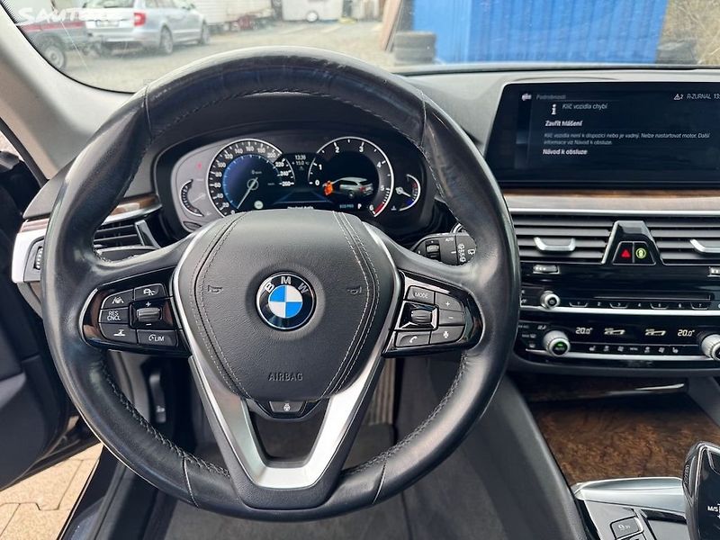 BMW Řada 5 (2017) 520d xdrive Sportline kombi - fotka 7 z 50