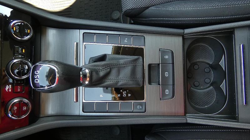 Škoda Superb Combi 2,0 TDI DSG Style - fotka 18 z 25