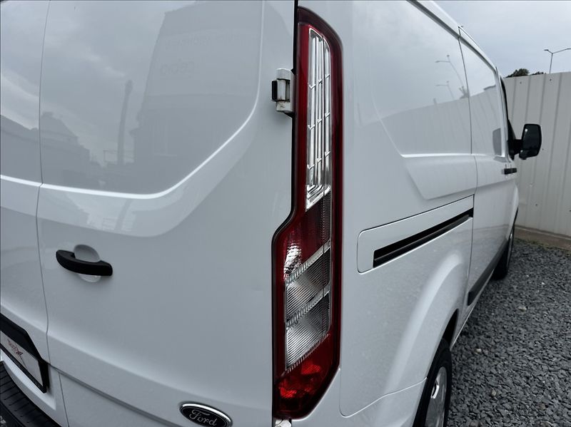 Ford Transit Custom 2,0 TDCi L1H1 DPH 1.maj ČR - fotka 24 z 50