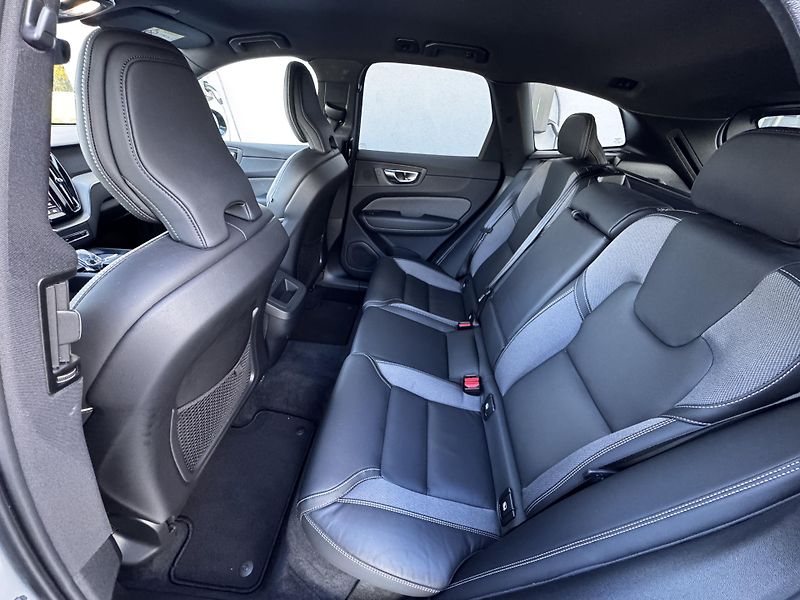 Volvo XC60 B5 AWD /1. maj / výhřev + kola - fotka 17 z 40