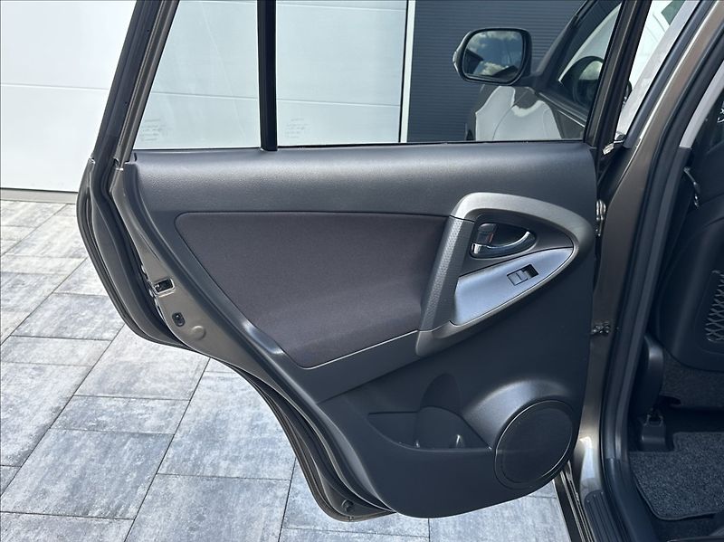 Toyota RAV4 2,0 158PS  Life A/T 4x4 - fotka 15 z 51