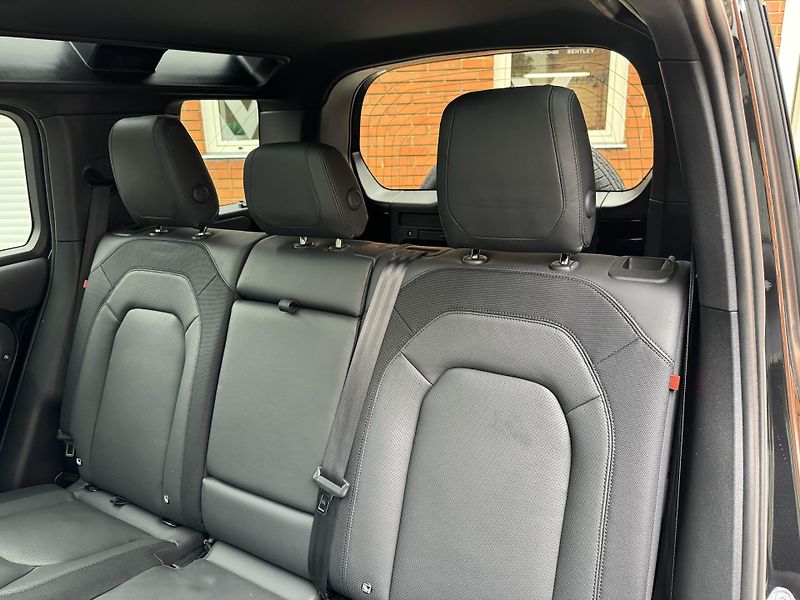Land Rover Defender D300-R DYNAMIC-BLACK-R22 - fotka 35 z 41
