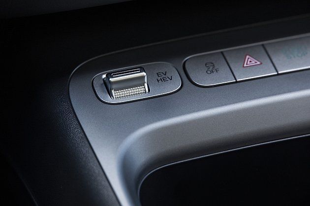 Zde se volí mezi plně elektrickým a hybridním módem., zdroj: Se svolením BYD