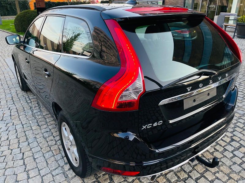 Volvo XC60 2.0D 5VÁLEC AUT TAŽNÉ VÝHŘEV - fotka 19 z 50