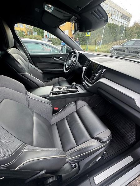 Volvo XC60 (2020) XC60 B4 Drive-E mHEV aut. Mome - fotka 11 z 27