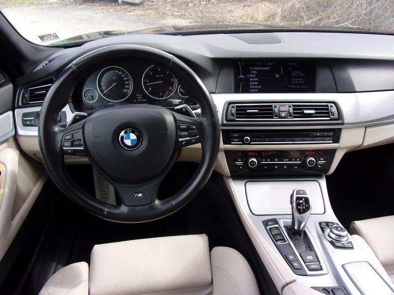 BMW Řada 5 (2012) M550d X-DRIVE 280kW KRÁSNÝ VŮZ - fotka 14 z 34