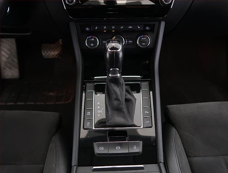 Škoda Superb (2015) Style 2.0 TDI, Automat, Kůže - fotka 13 z 27