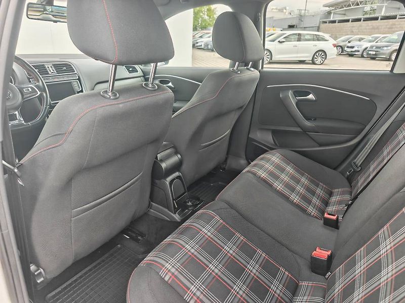 Volkswagen Polo GTI 1,8 TSI 141 kW 6MP 1,8 TSI - fotka 7 z 23