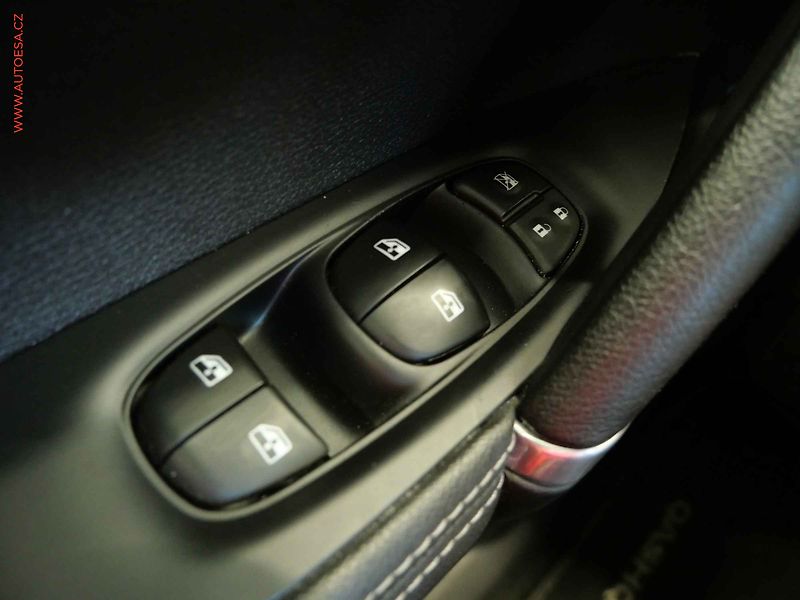 Nissan Qashqai (2017) 1.6dCi, ČR, Tekna, AT, panor - fotka 15 z 23