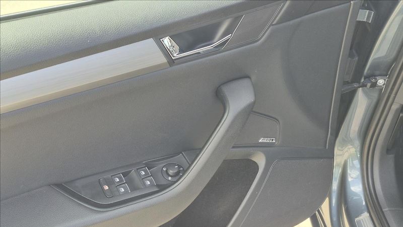 Škoda Superb 2,0 TDi 140 KW DSG STYLE ČR - fotka 21 z 25