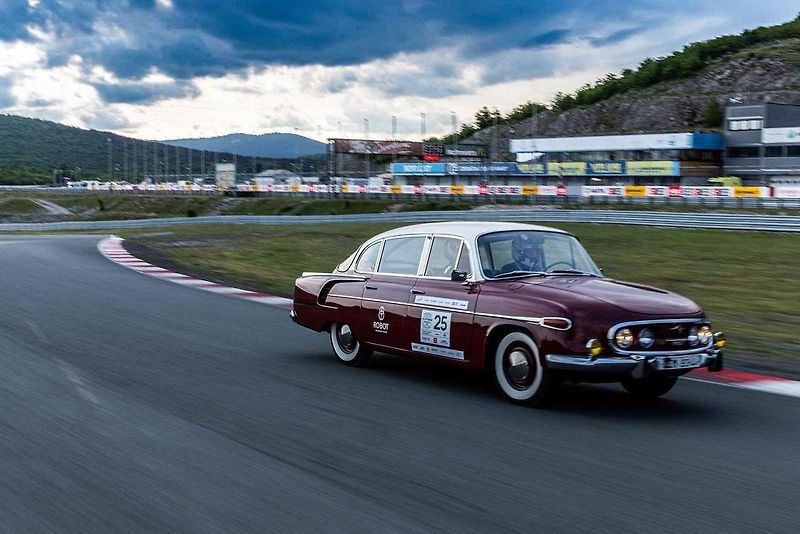 Všichni účastníci s vozy v cíli druhého ročníku Oldtimer Expressu, který mířil z Prahy do řeckých Atén.