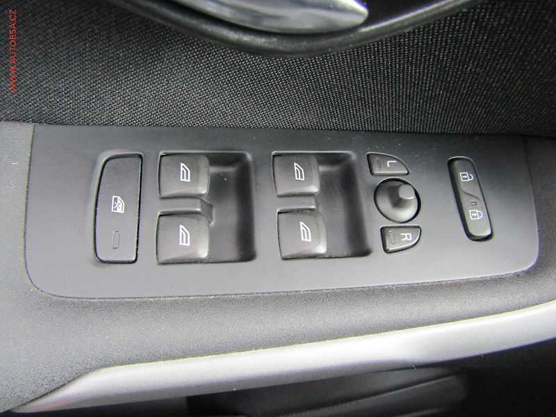 Volvo V40 (2016) 2.0D, AC, temp - fotka 12 z 17