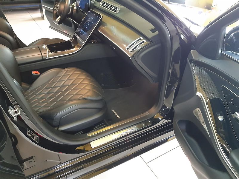 Mercedes-Benz Třídy S S500 4MATIC AMG PAKET MAX VÝBA - fotka 48 z 58