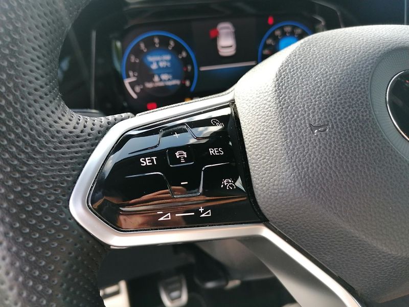 Volkswagen Golf (2022) 1.5 TSi R-LINE IQ-Drive - fotka 19 z 29