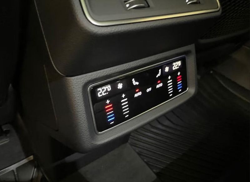Audi Q8 e-tron 55 Q 360k Matrix Panorama - fotka 7 z 15