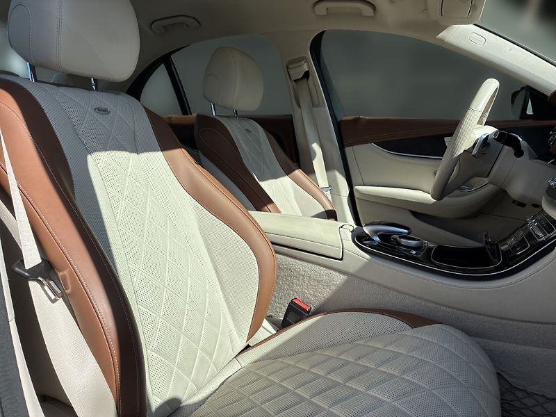 Mercedes-Benz Třídy E 400 4MATIC Avantgarde Designo - fotka 16 z 18